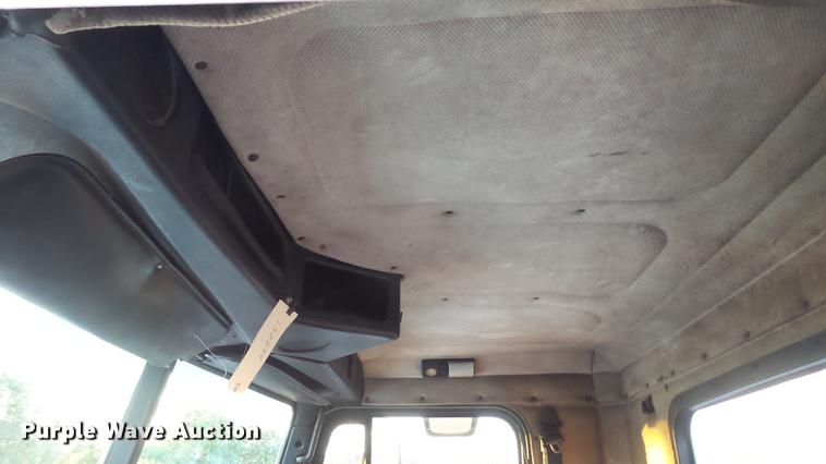 image for item DE4896 1990 Freightliner FLD semi truck