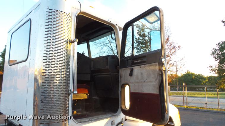 image for item DE4896 1990 Freightliner FLD semi truck