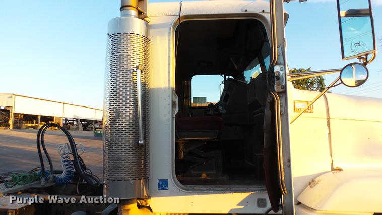image for item DE4896 1990 Freightliner FLD semi truck