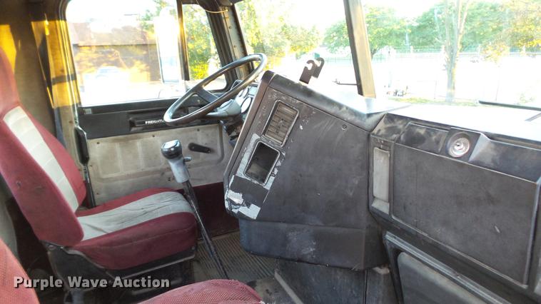 image for item DE4896 1990 Freightliner FLD semi truck