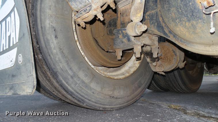 image for item DE4896 1990 Freightliner FLD semi truck