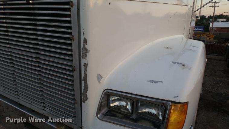 image for item DE4896 1990 Freightliner FLD semi truck