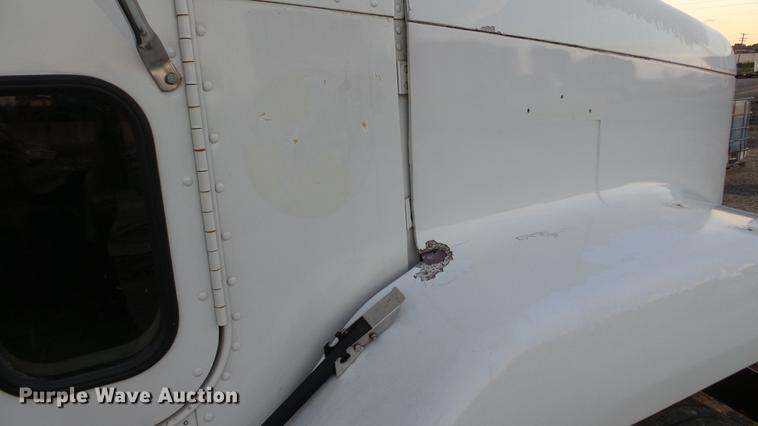 image for item DE4896 1990 Freightliner FLD semi truck