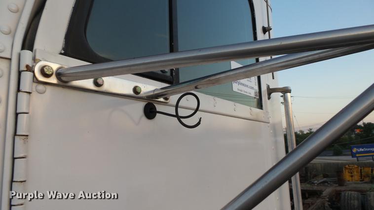 image for item DE4896 1990 Freightliner FLD semi truck