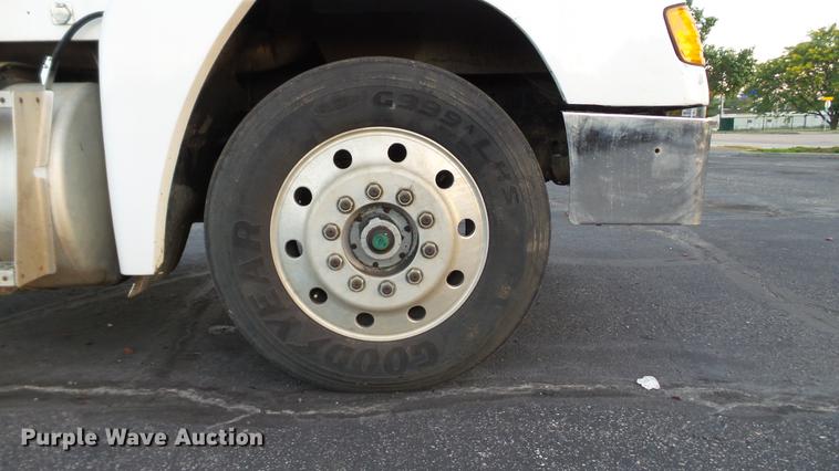 image for item DE4896 1990 Freightliner FLD semi truck