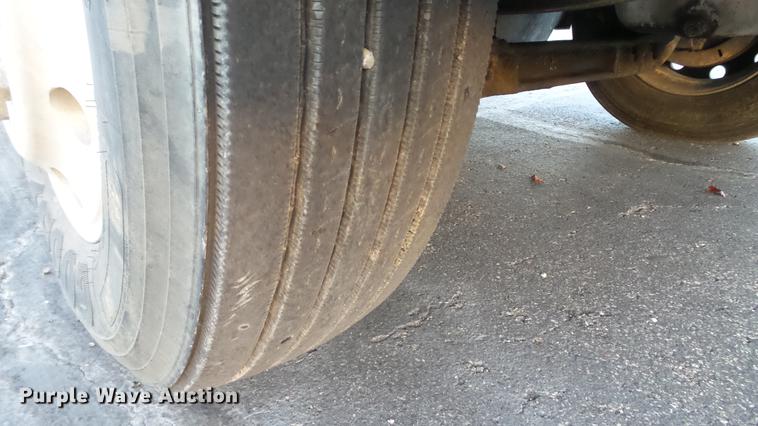 image for item DE4896 1990 Freightliner FLD semi truck