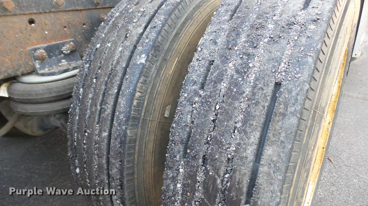 image for item DE4896 1990 Freightliner FLD semi truck