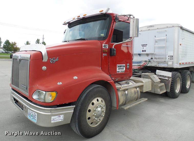 image for item DE5271 2005 International 9200i semi truck