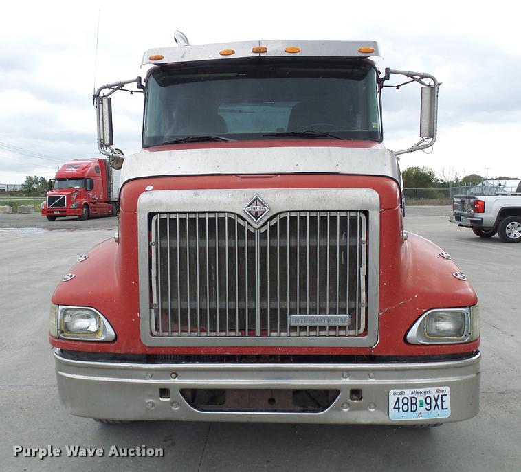 image for item DE5271 2005 International 9200i semi truck