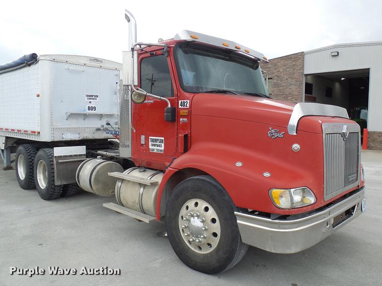 image for item DE5271 2005 International 9200i semi truck