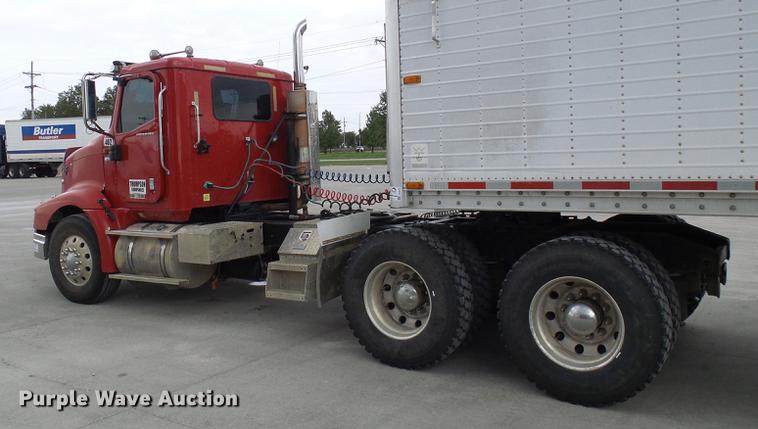 image for item DE5271 2005 International 9200i semi truck