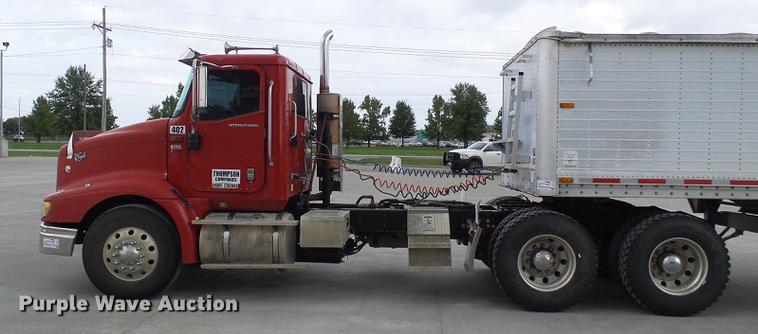 image for item DE5271 2005 International 9200i semi truck