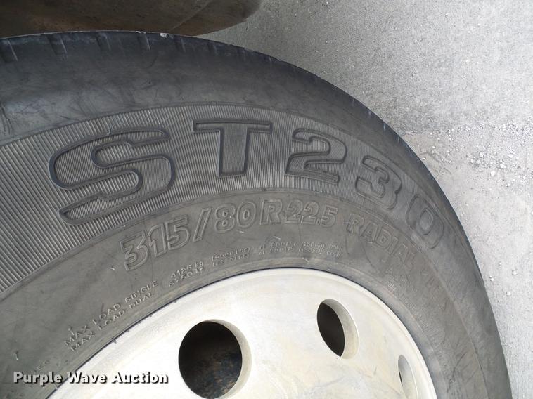 image for item DE5271 2005 International 9200i semi truck