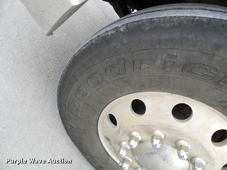 image for item DE5271 2005 International 9200i semi truck