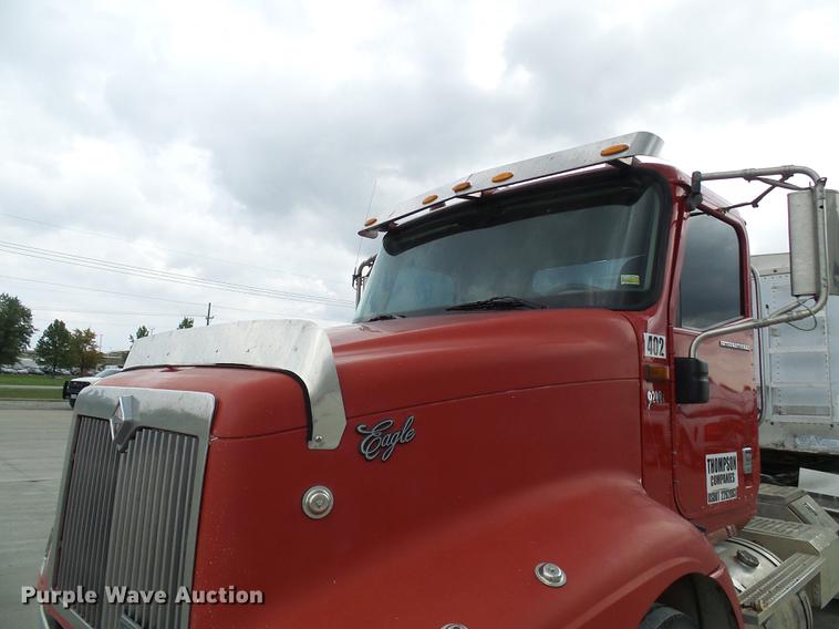 image for item DE5271 2005 International 9200i semi truck