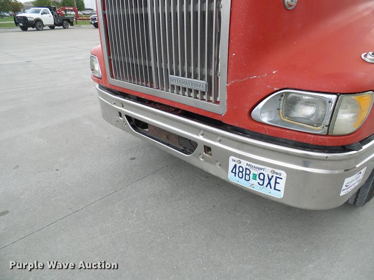 image for item DE5271 2005 International 9200i semi truck