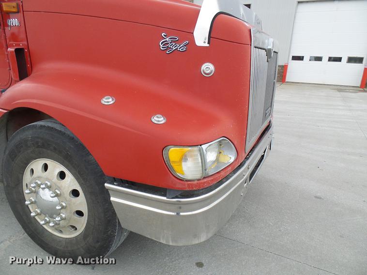 image for item DE5271 2005 International 9200i semi truck