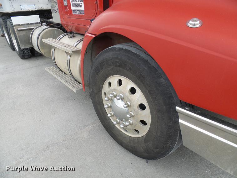 image for item DE5271 2005 International 9200i semi truck