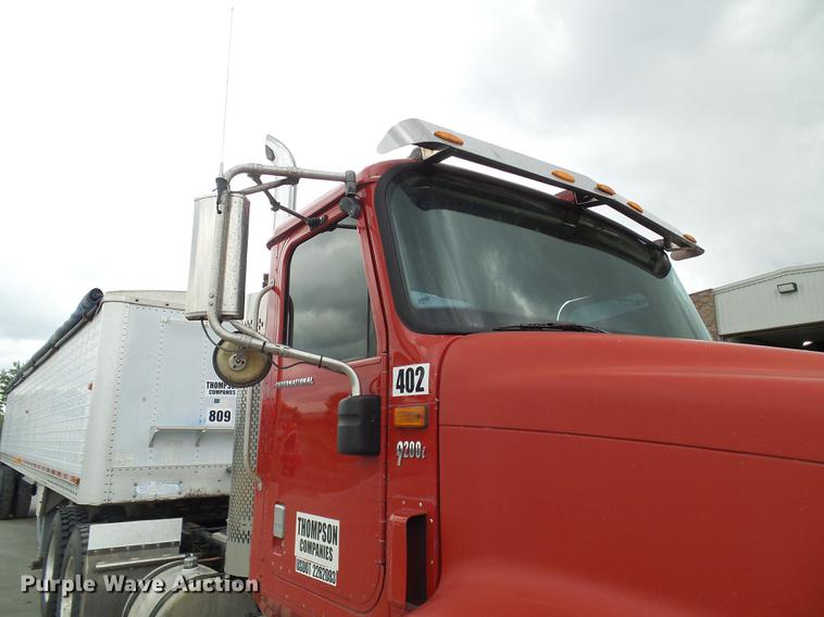 image for item DE5271 2005 International 9200i semi truck
