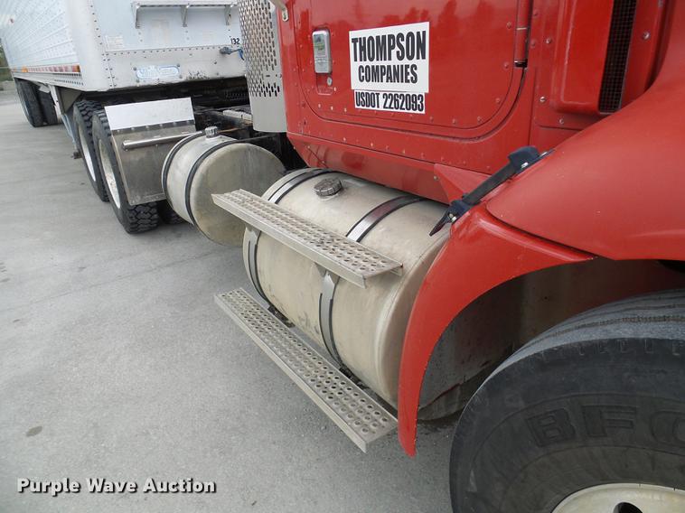 image for item DE5271 2005 International 9200i semi truck