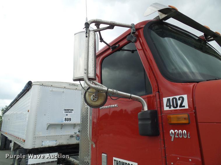 image for item DE5271 2005 International 9200i semi truck