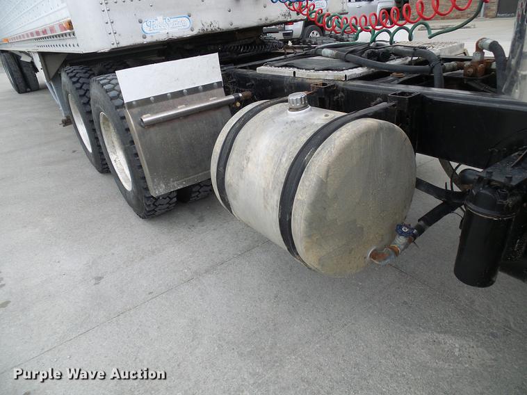 image for item DE5271 2005 International 9200i semi truck