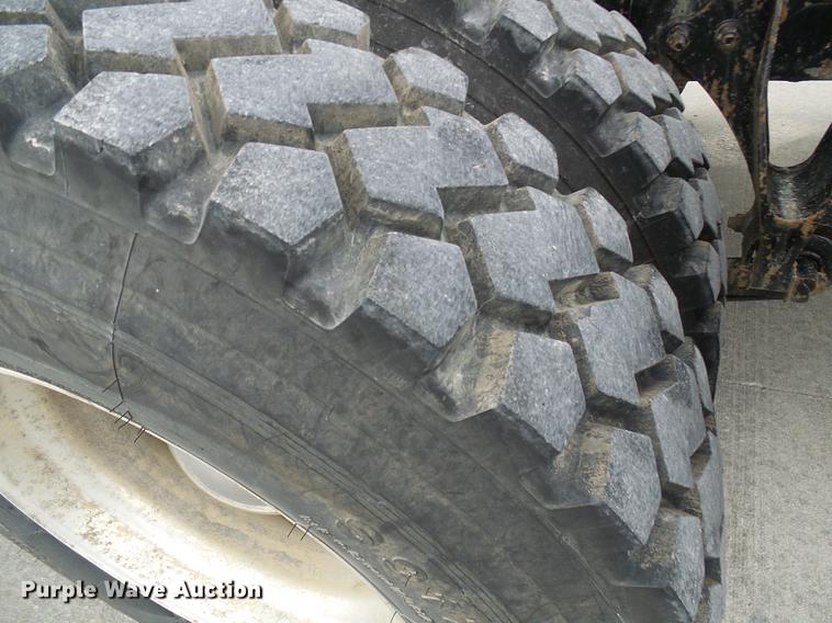 image for item DE5271 2005 International 9200i semi truck