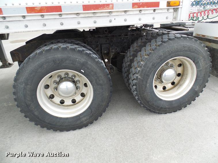 image for item DE5271 2005 International 9200i semi truck