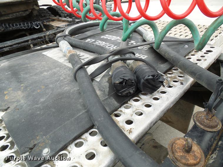 image for item DE5271 2005 International 9200i semi truck