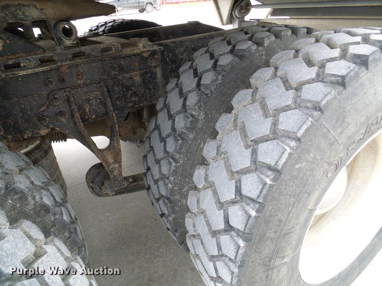 image for item DE5271 2005 International 9200i semi truck