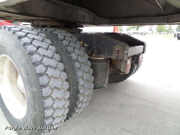 image for item DE5271 2005 International 9200i semi truck