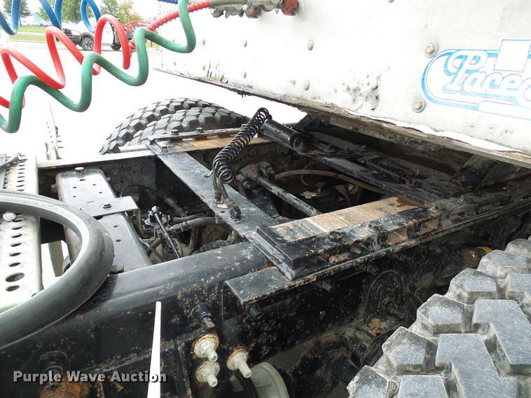 image for item DE5271 2005 International 9200i semi truck