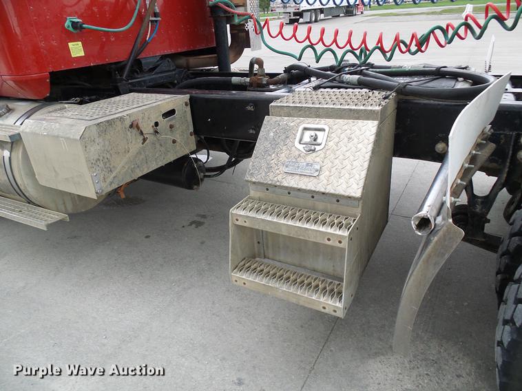 image for item DE5271 2005 International 9200i semi truck