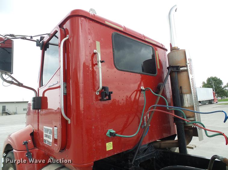 image for item DE5271 2005 International 9200i semi truck