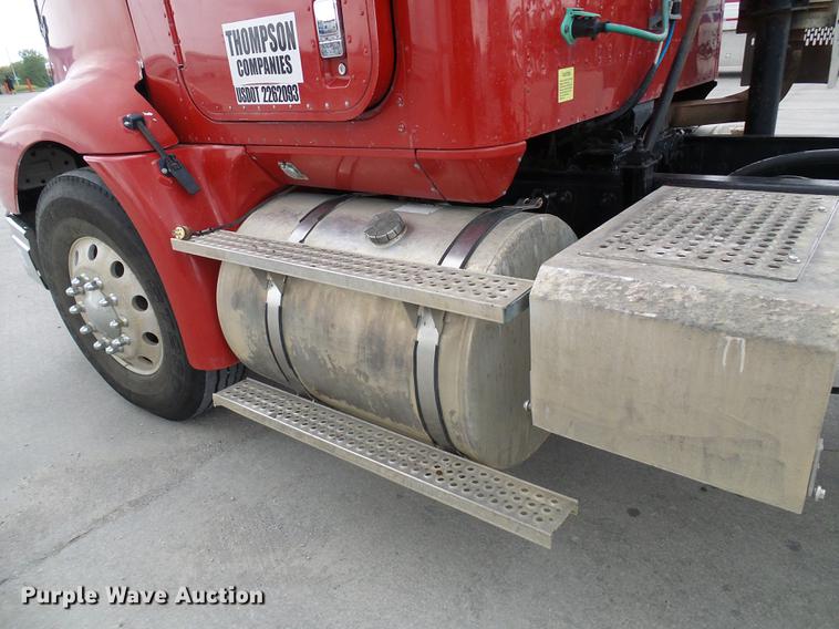 image for item DE5271 2005 International 9200i semi truck