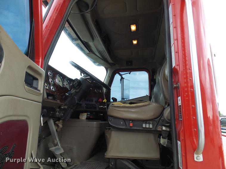 image for item DE5271 2005 International 9200i semi truck