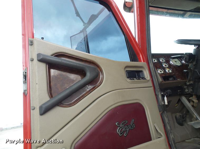 image for item DE5271 2005 International 9200i semi truck