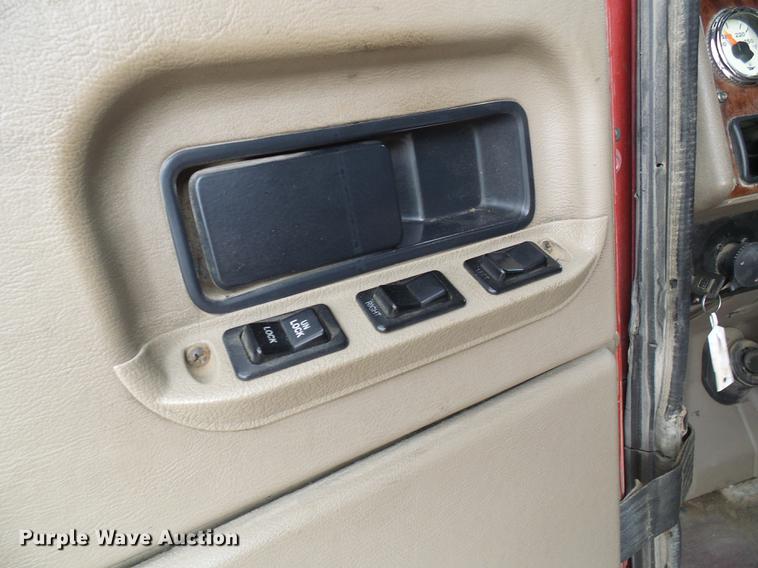 image for item DE5271 2005 International 9200i semi truck