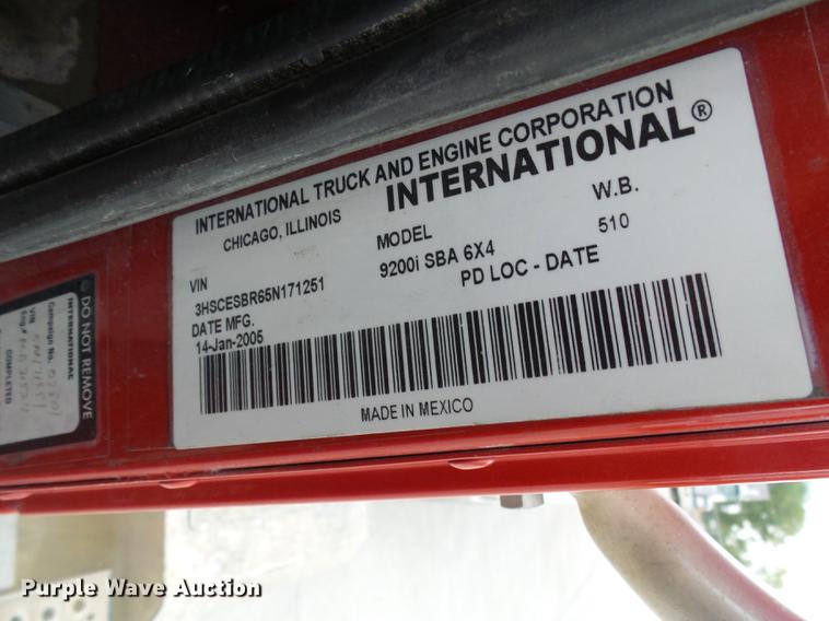 image for item DE5271 2005 International 9200i semi truck