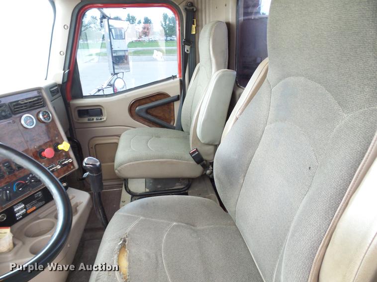 image for item DE5271 2005 International 9200i semi truck