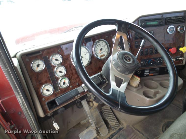 image for item DE5271 2005 International 9200i semi truck