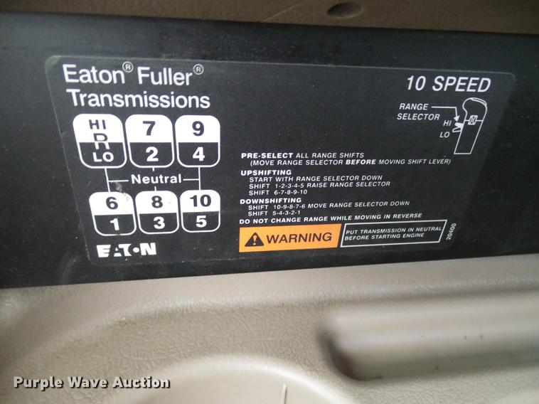 image for item DE5271 2005 International 9200i semi truck