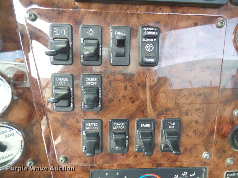 image for item DE5271 2005 International 9200i semi truck