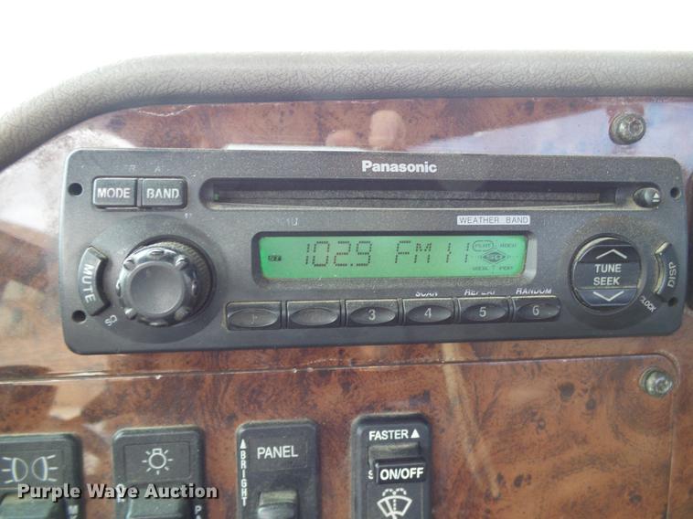 image for item DE5271 2005 International 9200i semi truck