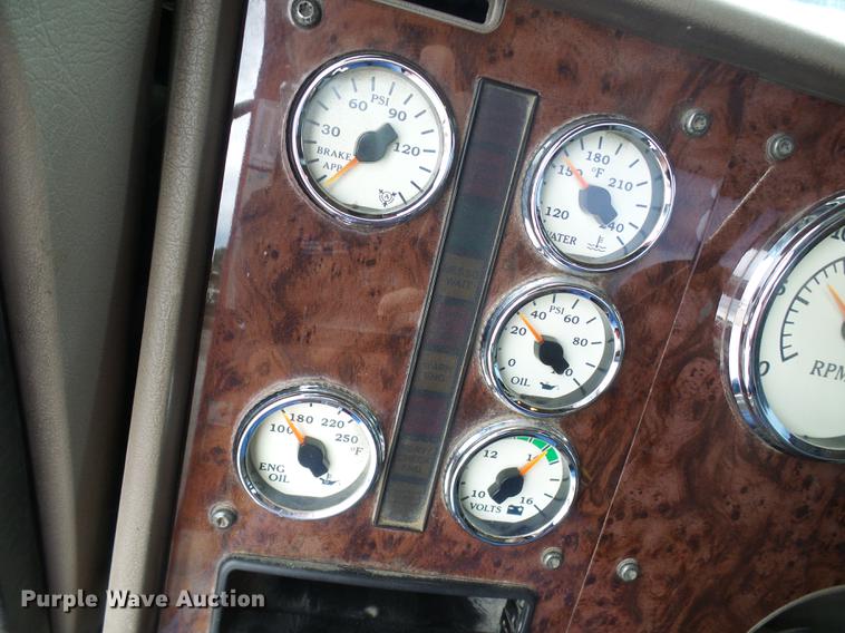 image for item DE5271 2005 International 9200i semi truck