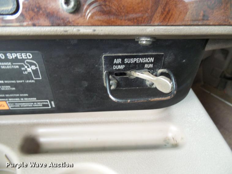 image for item DE5271 2005 International 9200i semi truck