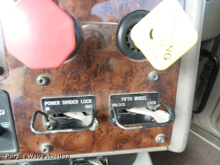 image for item DE5271 2005 International 9200i semi truck