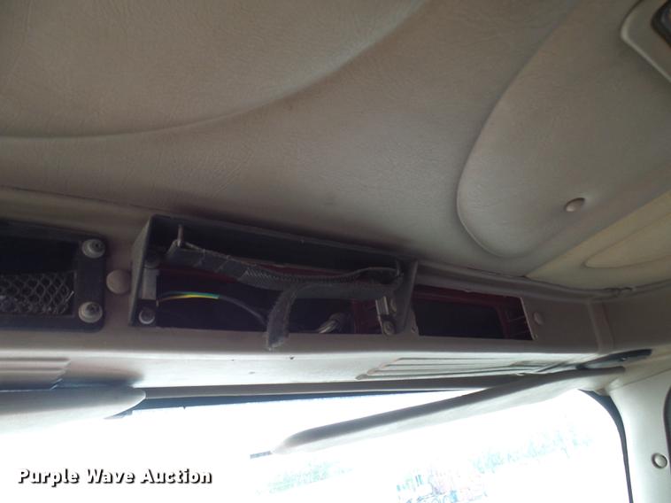 image for item DE5271 2005 International 9200i semi truck