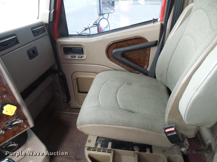 image for item DE5271 2005 International 9200i semi truck