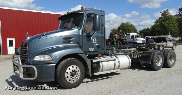image for item DE5858 2007 Mack CXN613 semi truck